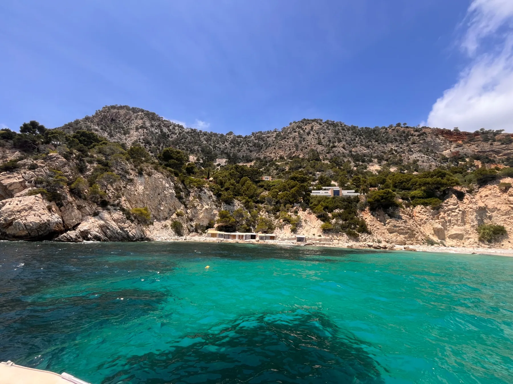 Catamarani in una baia tra Ibiza e Formentera