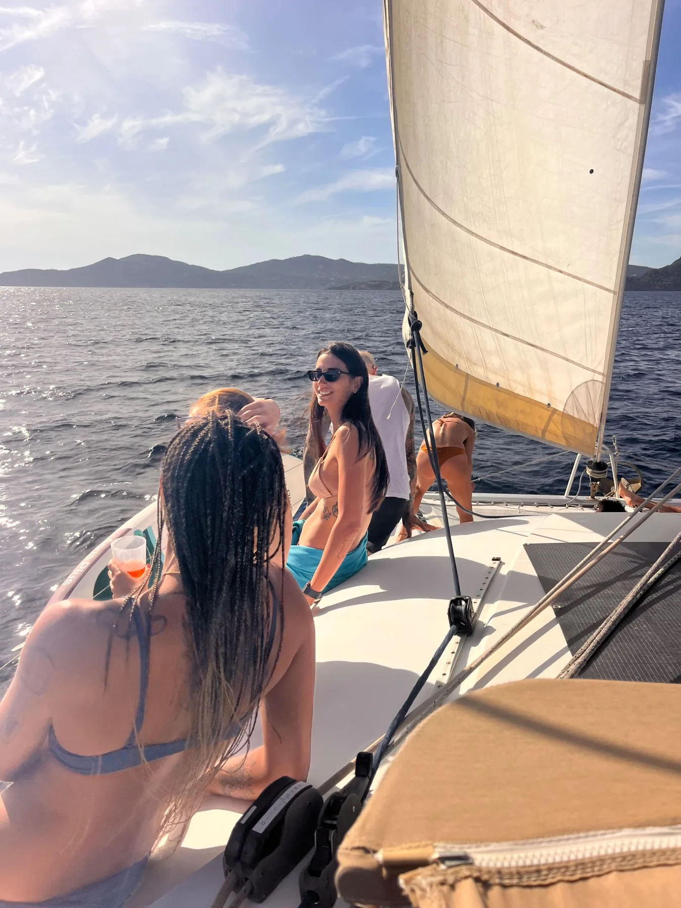 Ospiti a bordo del catamarano durante una giornata in mare a Ibiza
